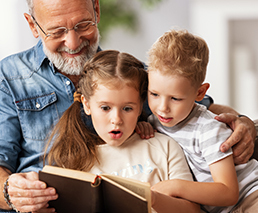Grossvater und Kinder lesen Buch