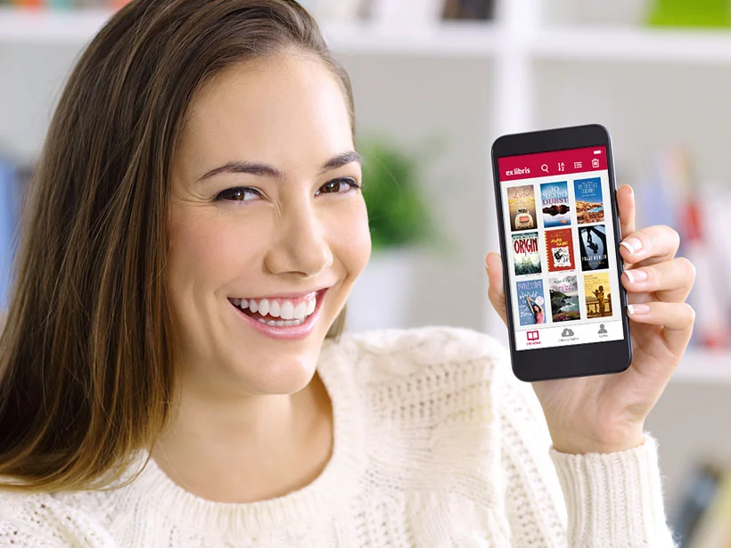 Frau zeigt lachend Smartphone mit Ex Libris Reader-App