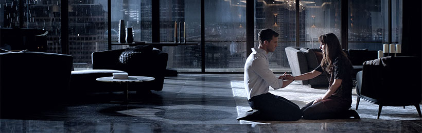 Christian Grey und Anastasia Steele im Apartment