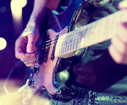 Rocker spielt E-Gitarre