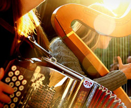 Musiker mit Handorgel und Harfe