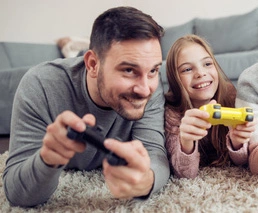 Vater & Tochter spielen ein Game