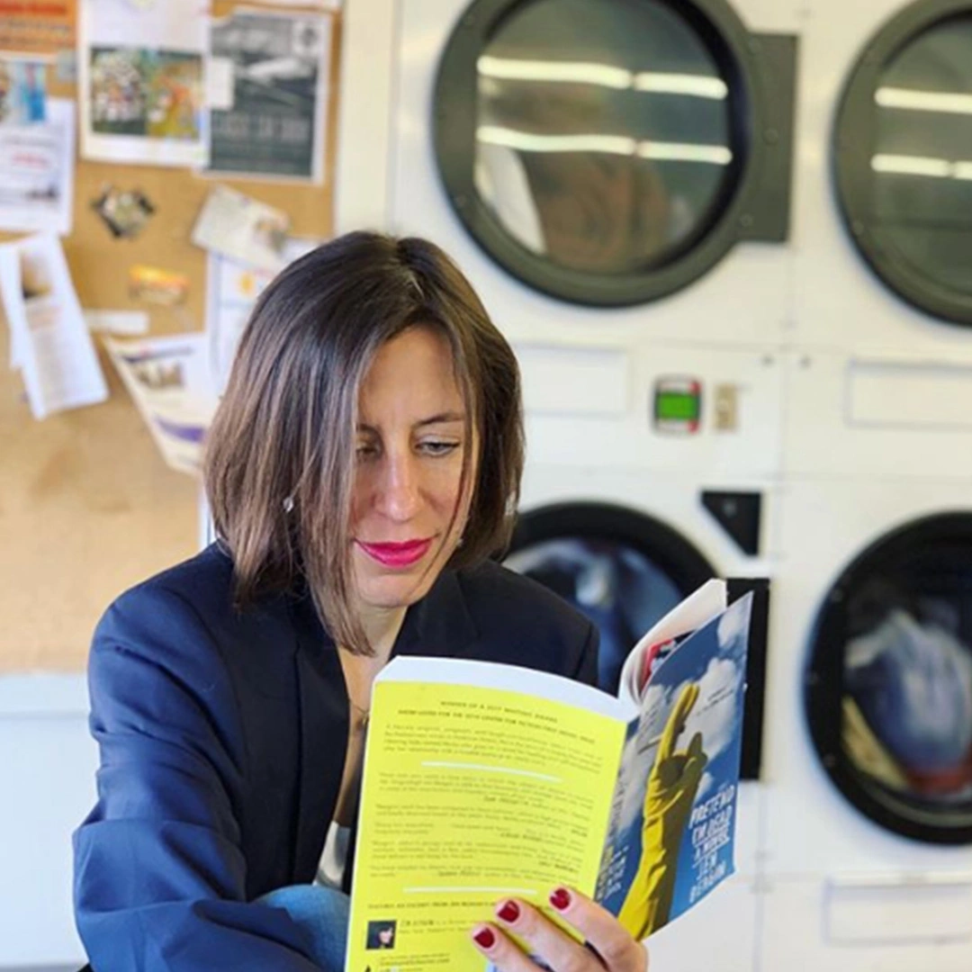 Katrin C. Roth im Waschsalon am Lesen