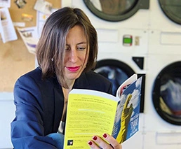 Katrin C. Roth im Waschsalon am Lesen