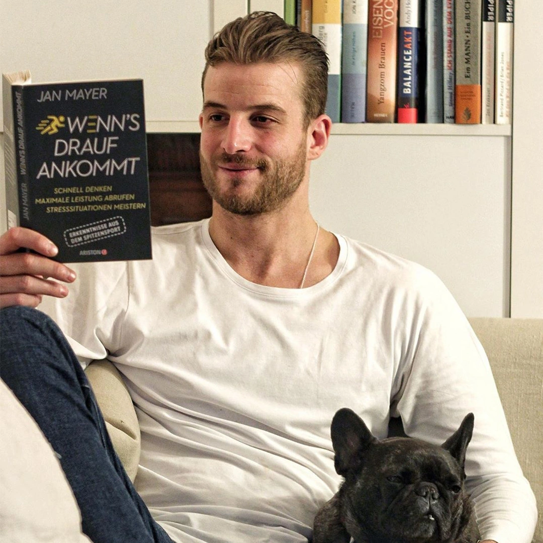 Janosch liest das Buch «Wenn&amp;#039;s drauf ankommt» auf dem Sofa