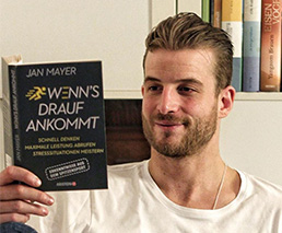 Janosch liest das Buch «Wenns drauf ankommt» auf dem Sofa