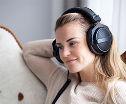 Frau hört mit Kopfhörern Musik