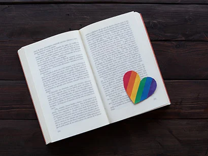 Buch mit Pride-Herz