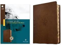 Couverture en cuir NLT Courage for Life Study Bible for Men, Filament Enabled (Leatherlike, Rustic Brown Lion, Indexed) de 