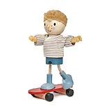 Tender Leaf 7508145 - Puppe Edward mit Skateboard, Puppenhaus-Zubehör, 2-teilig Spiel
