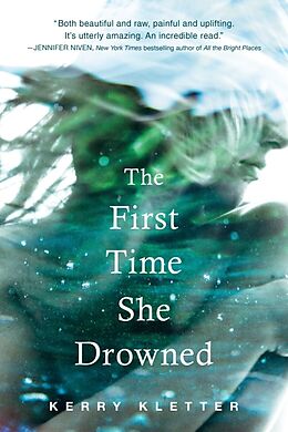 Couverture cartonnée The First Time She Drowned de Kerry Kletter