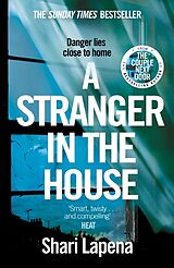 Couverture cartonnée A Stranger in the House de Shari Lapena