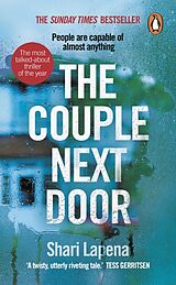 Couverture cartonnée The Couple Next Door de Shari Lapena