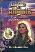 Couverture cartonnée She Talks with Angels: A Psychic Mediums Guide Into the Spirit World de Michelle Whitedove