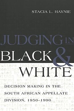 Couverture cartonnée Judging in Black and White de Stacia L. Haynie