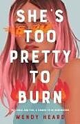 Couverture cartonnée She's Too Pretty to Burn de Wendy Heard