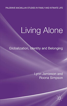 Kartonierter Einband Living Alone von Roona Simpson, Lynn Jamieson