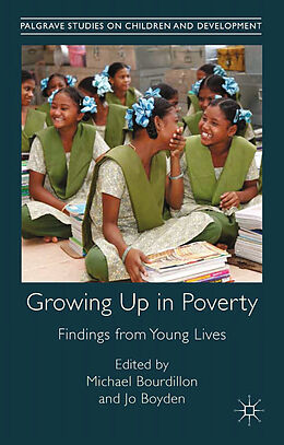 Couverture cartonnée Growing Up in Poverty de 