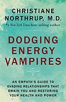 Couverture cartonnée Dodging Energy Vampires de Dr. Christiane Northrup
