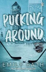 Couverture cartonnée Pucking Around de Emily Rath