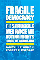 Couverture cartonnée Fragile Democracy de James L Leloudis, Robert R Korstad