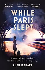 Couverture cartonnée While Paris Slept: A mother faces a heartbreaking choice in this bestselling story of love and courage in World War 2 de Ruth Druart