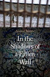 eBook (epub) In the Shadows of a Fallen Wall de Sanford Tweedie