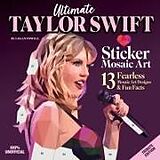 Couverture cartonnée Ultimate Taylor Swift Sticker Mosaic Art de Logan Powell