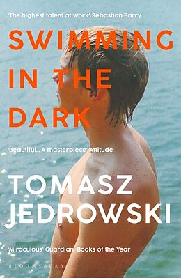 Couverture cartonnée Swimming in the Dark de Tomasz Jedrowski