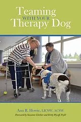 Kartonierter Einband Teaming With Your Therapy Dog von Ann R. Howie