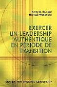 Couverture cartonnée Leading with Authenticity in Times of Transition (French Canadian) de Kerry A Bunker, Michael Wakefield