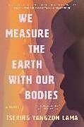 Couverture cartonnée We Measure the Earth with Our Bodies de Tsering Yangzom Lama