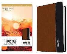 Couverture cartonnée The Message Deluxe Gift Bible, Large Print (Leather-Look, Saddle Tan/Black): The Bible in Contemporary Language de 