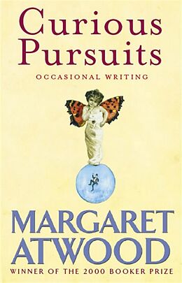 Couverture cartonnée Curious Pursuits de Margaret Atwood