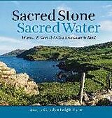 Couverture cartonnée Sacred Stone, Sacred Water de 