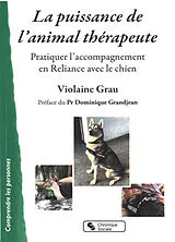 Broschiert La puissance de l'animal thérapeute : pratiquer l'accompagnement en reliance avec le chien von Violaine Martinella-Grau