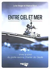 Broschiert Entre ciel et mer : vivre à bord du porte-avions Charles de Gaulle von Julie; Ricci, Maeva Verger