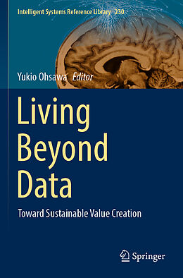 Couverture cartonnée Living Beyond Data de 