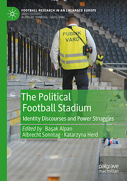 Couverture cartonnée The Political Football Stadium de 