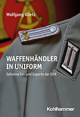 Kartonierter Einband Waffenhändler in Uniform von Wolfgang Klietz