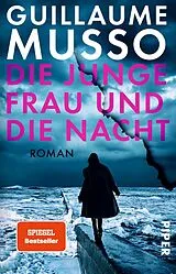Kartonierter Einband Die junge Frau und die Nacht von Guillaume Musso