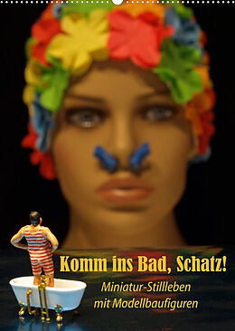 Kalender Komm ins Bad, Schatz! Miniatur-Stillleben mit Modellbaufiguren (Wandkalender 2023 DIN A2 hoch) von Susanne Ochs