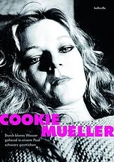 Kartonierter Einband Durch klares Wasser gehend in einem Pool schwarz gestrichen von Cookie Mueller