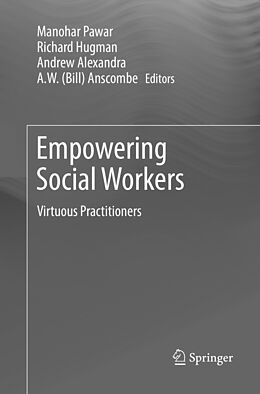 Couverture cartonnée Empowering Social Workers de 