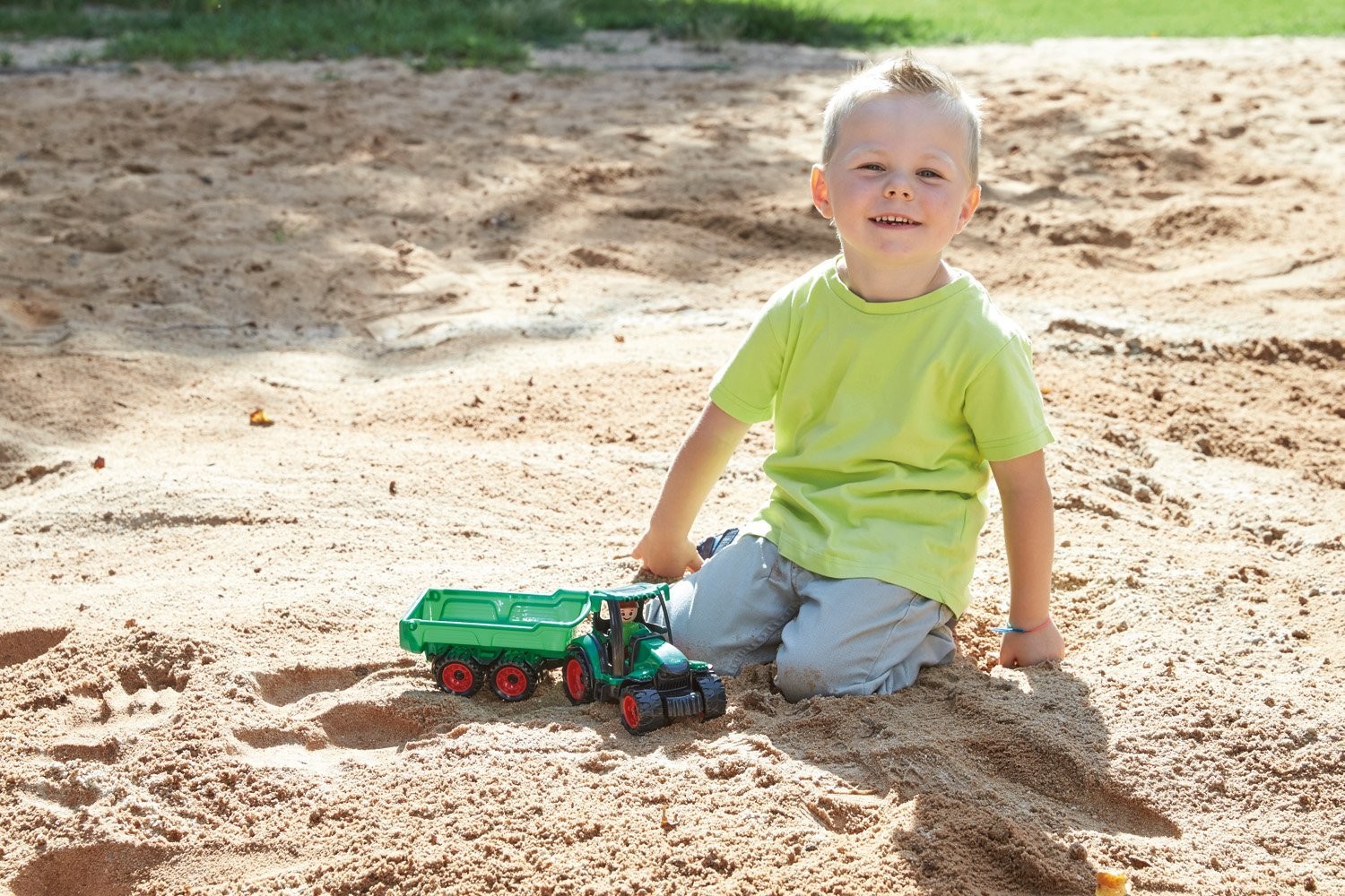 LENA 01625 - Truckies Traktor mit Anhänger, mit Spielfigur, Sandspielzeug